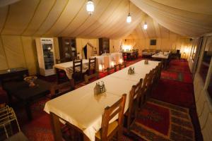 Restaurant o un lloc per menjar a Luxury Camp Chebbi