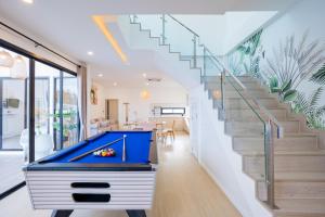 una escalera con una mesa de billar en una casa en Eva PoolVilla Pattaya Bang Saray Beach 1 km, en Bang Sare