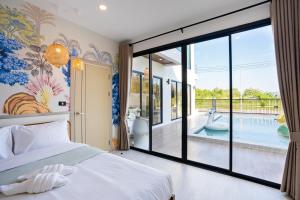 Un dormitorio con una cama y vistas a una piscina. en Eva PoolVilla Pattaya Bang Saray Beach 1 km, en Bang Sare 132 fotos más