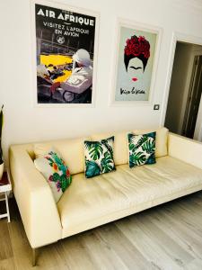 um sofá numa sala de estar com almofadas em El Poris em Poris de Abona