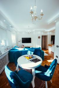 Posezení v ubytování Apartman Milos, privatan parking