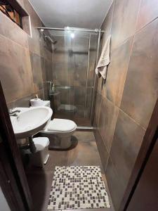 La salle de bains est pourvue d'un lavabo, de toilettes et d'une douche. dans l'établissement Casa colonial Rosa San Antonio, à Cali