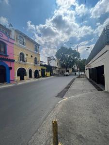 une rue vide dans une ville avec des bâtiments dans l'établissement Casa colonial Rosa San Antonio, à Cali