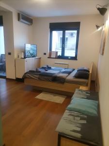 Ένα ή περισσότερα κρεβάτια σε δωμάτιο στο Studio Stajić