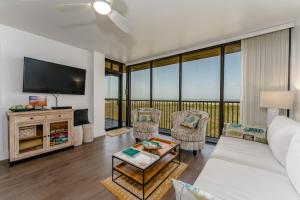 uma sala de estar com um sofá e uma televisão em 219 Sea Vista - Beach Front em South Padre Island