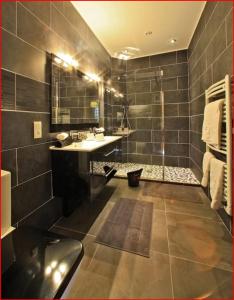 a large bathroom with a sink and a shower at Appartement de prestige avec parking Sarlat centre in Sarlat-la-Canéda
