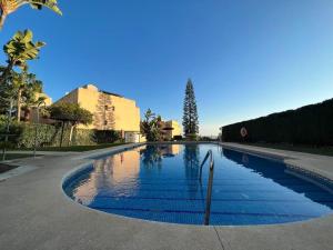 - une piscine au milieu d'une rue dans l'établissement Apartment with Sea and views near Marbella Spain, à Cabopino