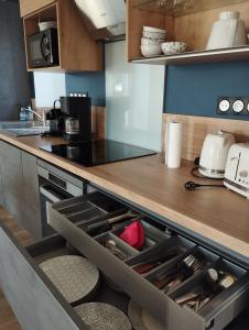 un comptoir de cuisine avec un tiroir ouvert dans l'établissement Maison de Kerangall, à Brest