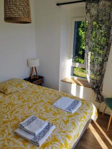 um quarto com uma cama com duas toalhas em Maison de Kerangall em Brest