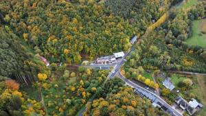 eine Luftansicht einer Straße in einem Wald in der Unterkunft Appart-Hotel Gwendy in Bour
