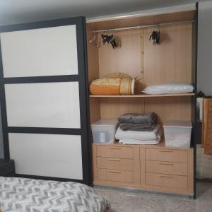 um quarto com um closet com uma cama em Casa Jesus em Almese