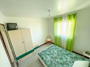 1 dormitorio con 1 cama y TV. en Lisbon at your Doorstep - Bedrooms en Lisboa