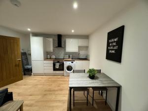 a living room with a table and a kitchen at LT Apartment 52 - Free Street Parking in Leicester
