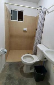 La salle de bains est pourvue de toilettes et d'un lavabo. dans l'établissement Hermoso Departamento Mi Pueblit0 Mágico., à Palenque