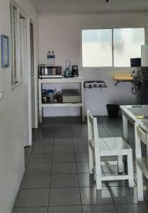 une cuisine avec un comptoir, une table et des chaises dans l'établissement Hermoso Departamento Mi Pueblit0 Mágico., à Palenque