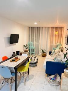 ein Wohnzimmer mit einem Tisch und einem Sofa in der Unterkunft Tu Apartamento en Coronado in Chame
