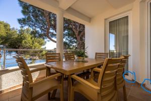 una sala da pranzo con tavolo e sedie di Sanpier Apartments a Veli Lošinj (Lussingrande)