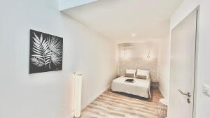 1 dormitorio pequeño con 1 cama en una habitación en Le Gîte de La Chapelle 4, en Vauvert