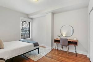 een slaapkamer met een bed en een bureau met een spiegel bij 3BR Roomy & Furnished Apt with In-Unit Laundry - Bstone 1 in Chicago
