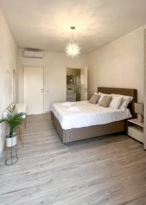 - une chambre avec un grand lit et une plante en pot dans l'établissement Dream & Relax, à San Donato Milanese