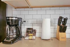 eine Küchentheke mit Mixer und Papierhandtüchern in der Unterkunft 3BR Roomy & Furnished Apt with In-Unit Laundry - Bstone 1 in Chicago