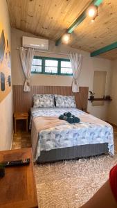 ein Schlafzimmer mit einem großen Bett in einem Zimmer in der Unterkunft Pousada Simples Assim in Pirenópolis