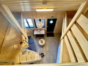 SolliにあるSarpsborg Apartments - Utne Campingの階段のある小さな家屋の上空の景色 +37枚の写真