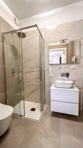 bagno con doccia e lavandino di Dream & Relax a San Donato Milanese