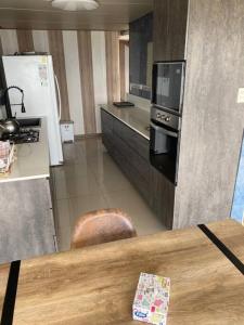 Nhà bếp/bếp nhỏ tại Agradable casa de campo con piscina y vista al mar