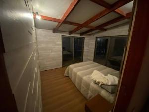 Giường trong phòng chung tại Agradable casa de campo con piscina y vista al mar