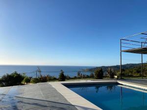 Hồ bơi trong/gần Agradable casa de campo con piscina y vista al mar