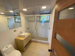 Phòng tắm tại Agradable casa de campo con piscina y vista al mar
