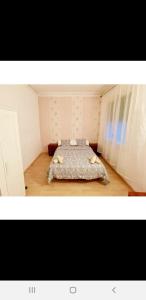 een kleine slaapkamer met een bed in een kamer bij Barcelona Centric in Barcelona