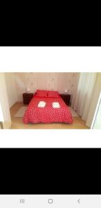 Un pequeño dormitorio con una cama roja en una habitación en Barcelona Centric en Barcelona