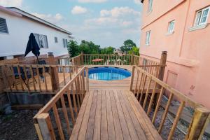 Bazén v ubytování Bell Air Seaview (3 BDRM 3 BATH) nebo v jeho okolí