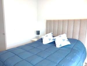- un lit bleu avec deux oreillers dans une chambre dans l'établissement Federalta Aptm 1 parking/2BR/2BA, à Guadalajara