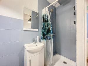 Koupelna v ubytování Appartement à 30 m de la plage - lumineux - respirant - WIFI - Le Cérès 1 + 4 fotografie