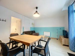 TV a/nebo společenská místnost v ubytování Appartement à 30 m de la plage - lumineux - respirant - WIFI - Le Cérès 1