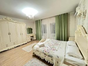 Горький парк Residence في ألماتي: غرفة نوم مع سرير وخزانة