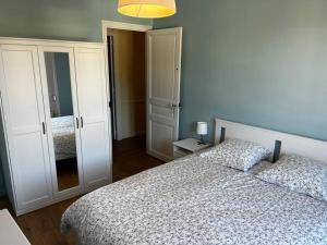 Le Grand' Appart : غرفة نوم بسرير ومرآة