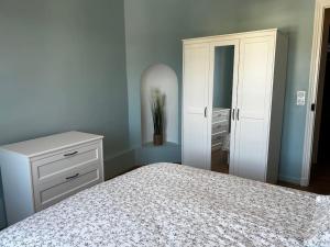 Le Grand' Appart : غرفة نوم بسرير وخزانة ومرآة