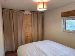 A bed or beds in a room at Chalet au bord du lac