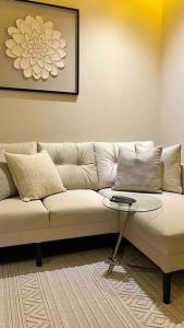 a white couch in a living room with a table at استديو فاخر حي حطين بجوار البوليفارد in Riyadh