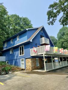 una casa azul con balcón en un aparcamiento en Lil Black Bear Inn en Nashville