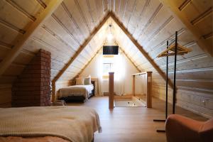 Bańska WyżnaApartamenty Za Wierchem的阁楼房间，有两张床和一扇大窗户