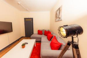 Una televisión o centro de entretenimiento en Cozy Old Town 4 Bedrm Apartment