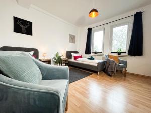 una sala de estar con un sofá y dos sillas en Sweet Dream in The City, en Bremen
