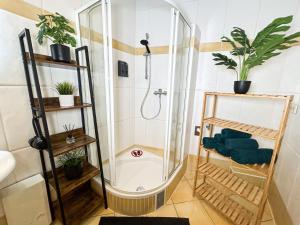 um chuveiro numa casa de banho com plantas na parede em Sweet Dream in The City em Bremen