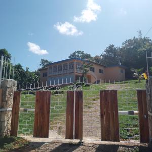 Το κτήριο όπου στεγάζεται  το δωμάτιο σε οικογενειακή κατοικία