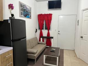 ein Wohnzimmer mit einem Sofa und einem Kühlschrank in der Unterkunft Dream of angels home in Santa Ana